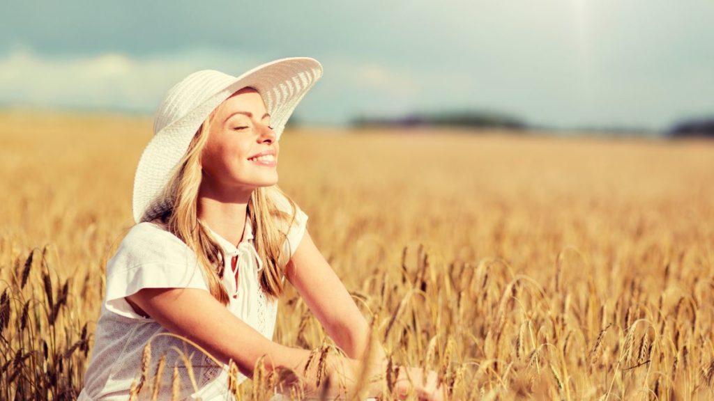 Wanita berjemur @Canva Pro