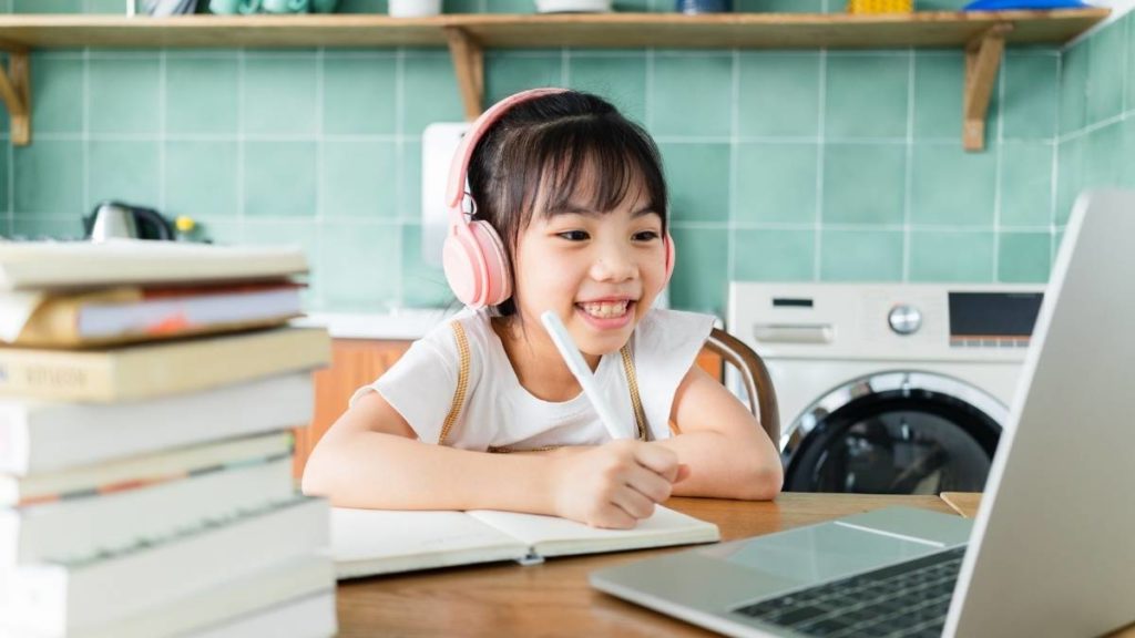 Anak mengamati layar monitor laptop @Canva Pro