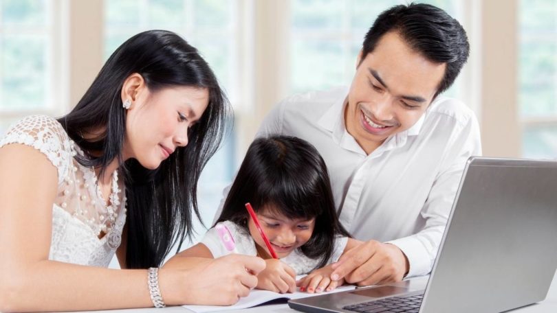 Orang tua mendidik anaknya @Canva Pro