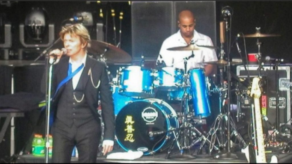 Sterling Campbell ketika tampil bersama David Bowie (1)