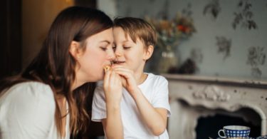 Anak berbagi makanan @Canva Pro
