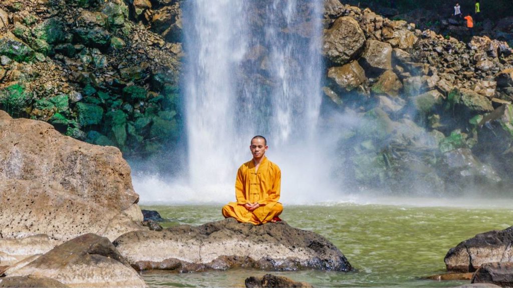 Biksu bermeditasi (Getty Images via Canva Pro)