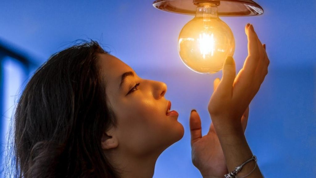 Wanita melihat lampu (Kredit: Marcelo Chagas via Pexels)