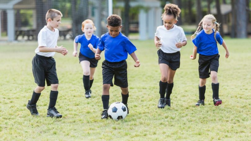 Anak-anak bermain sepakbola (Getty Images Signature via Canva Pro)