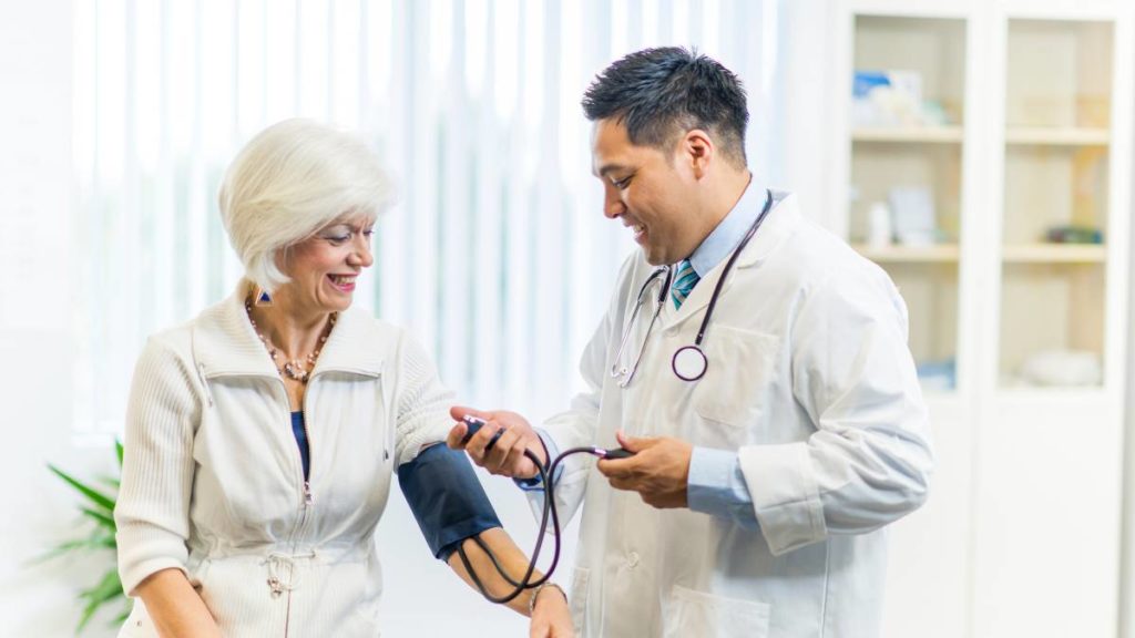 Mengukur tekanan darah (Getty Images via Canva Pro)