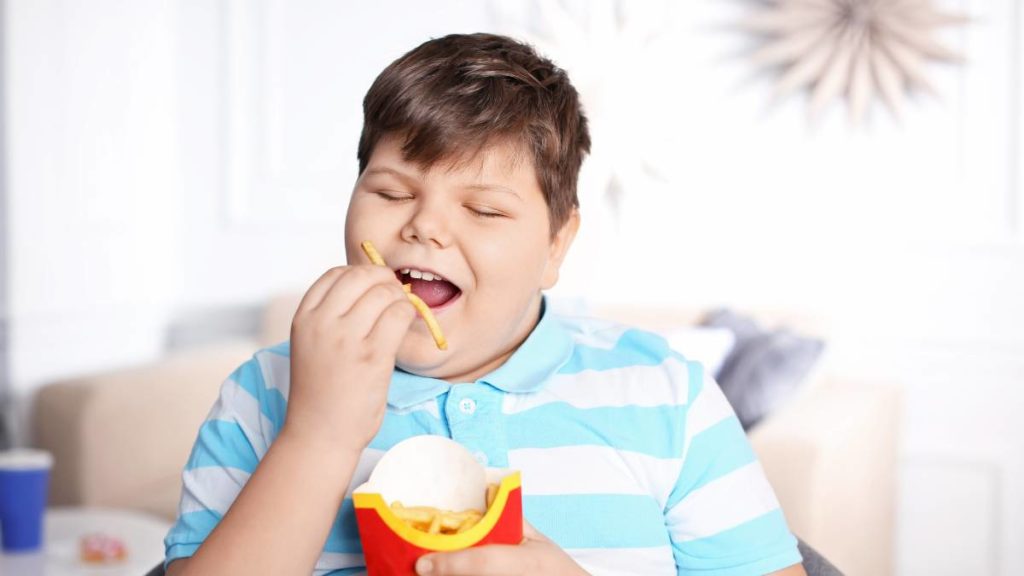 Anak sedang makan @Canva Pro
