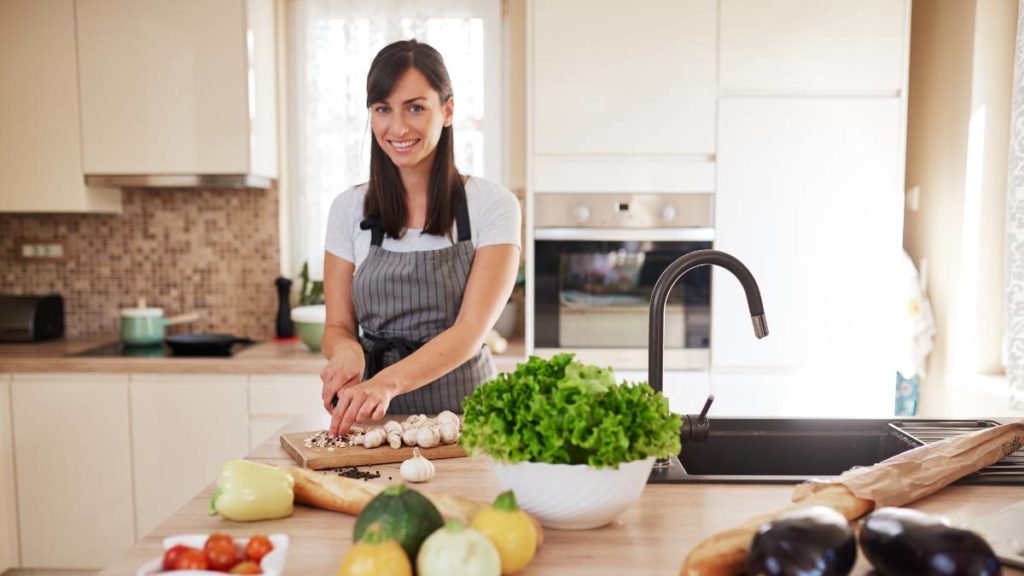Memasak (Getty Images via Canva Pro)