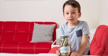 Anak menabung (Getty Images via Canva Pro)