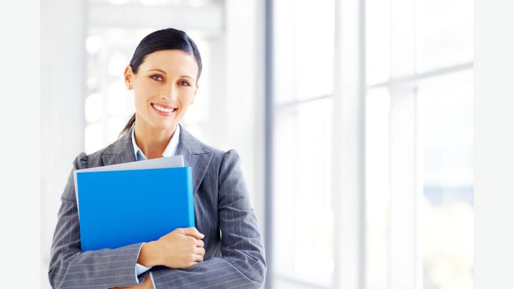 Wanita memegang binder @Canva Pro