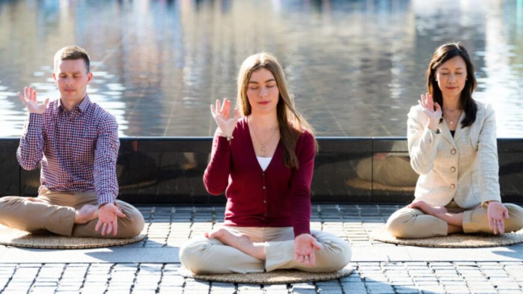 Praktisi Falun Gong bermeditasi (Kredit: Emma Morley via theepochtimes)