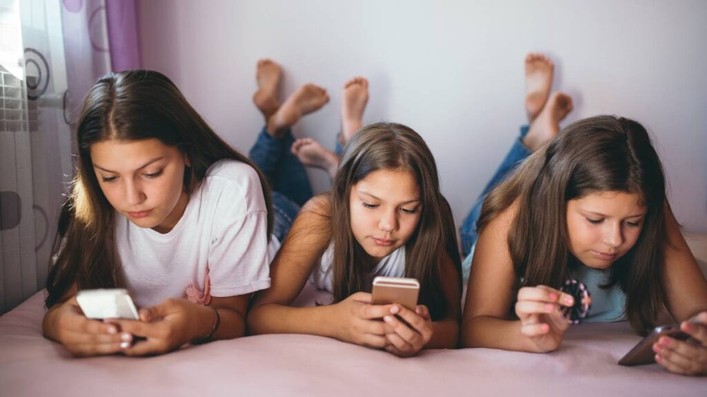Anak bermain media sosial