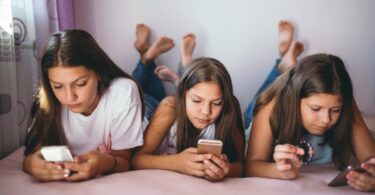 Anak bermain media sosial