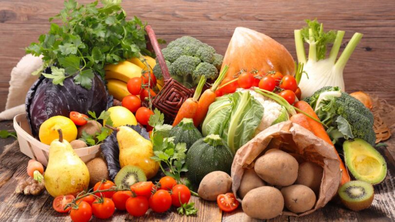 Buah-buahaan dan sayuran (Getty Images via Canva Pro)
