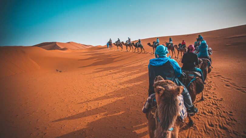 Pejalanan melewati gurun pasir