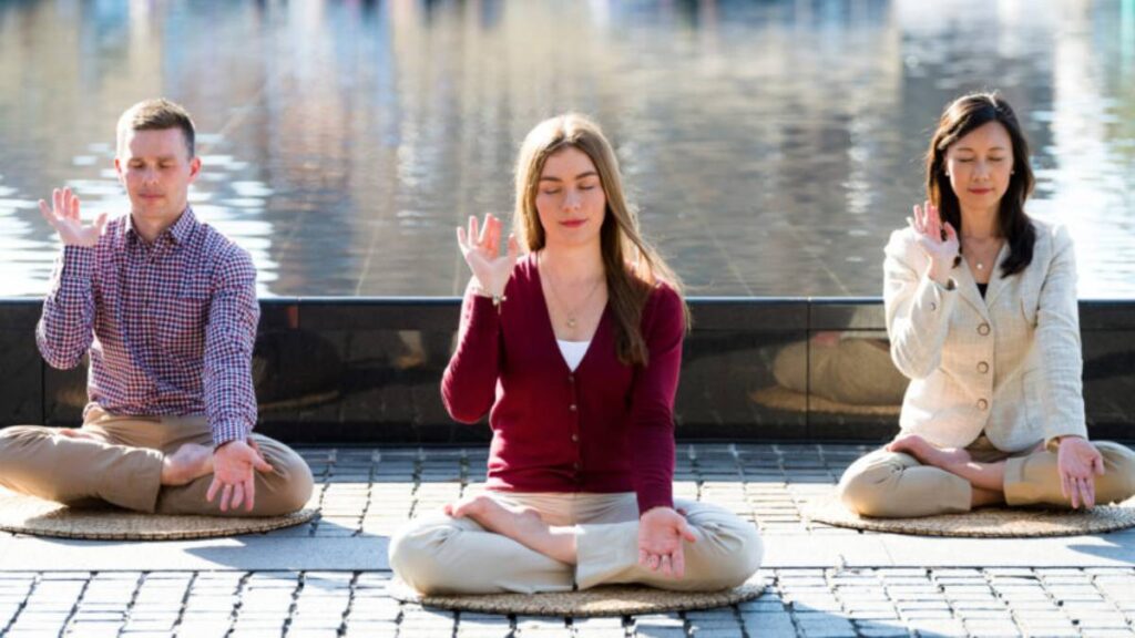 Praktisi Falun Gong bermeditasi (Kredit: Emma Morley via theepochtimes)