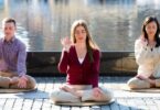 Praktisi Falun Gong bermeditasi (Kredit: Emma Morley via theepochtimes)