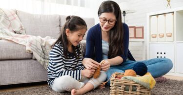 Mengajari anak merajut (Getty Images via Canva Pro)