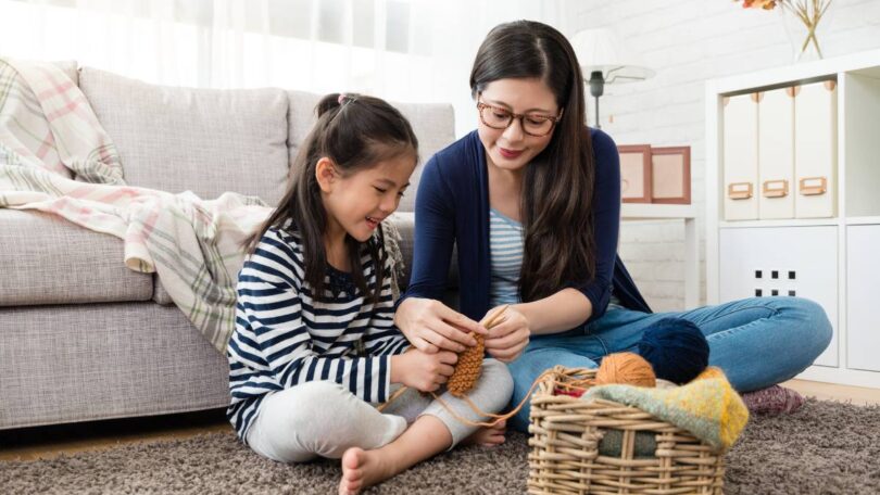 Mengajari anak merajut (Getty Images via Canva Pro)