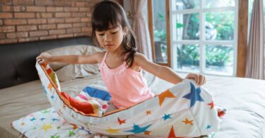 Anak merapikan kamar tidurnya @Canva Pro