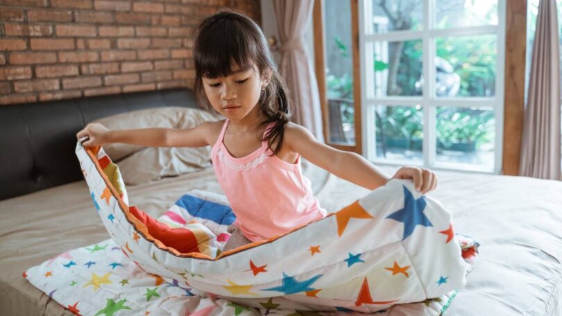 Anak merapikan kamar tidurnya @Canva Pro