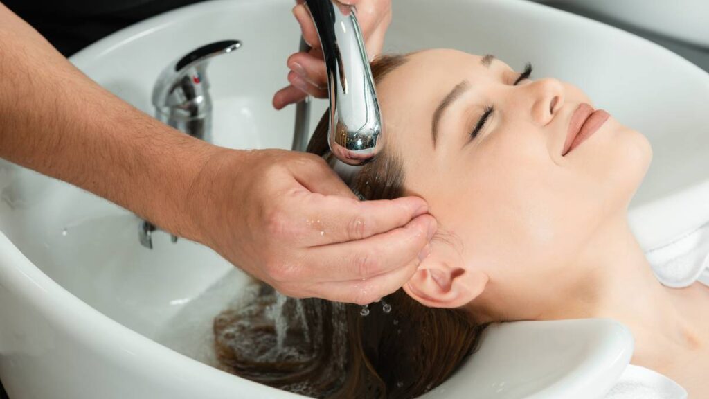 Mencuci Rambut (Getty Images via Canva Pro)