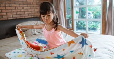 Anak melipat sprei