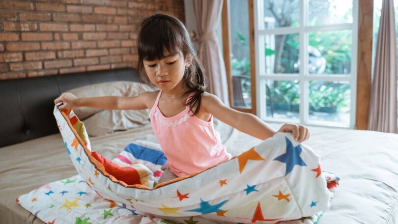 Anak melipat sprei