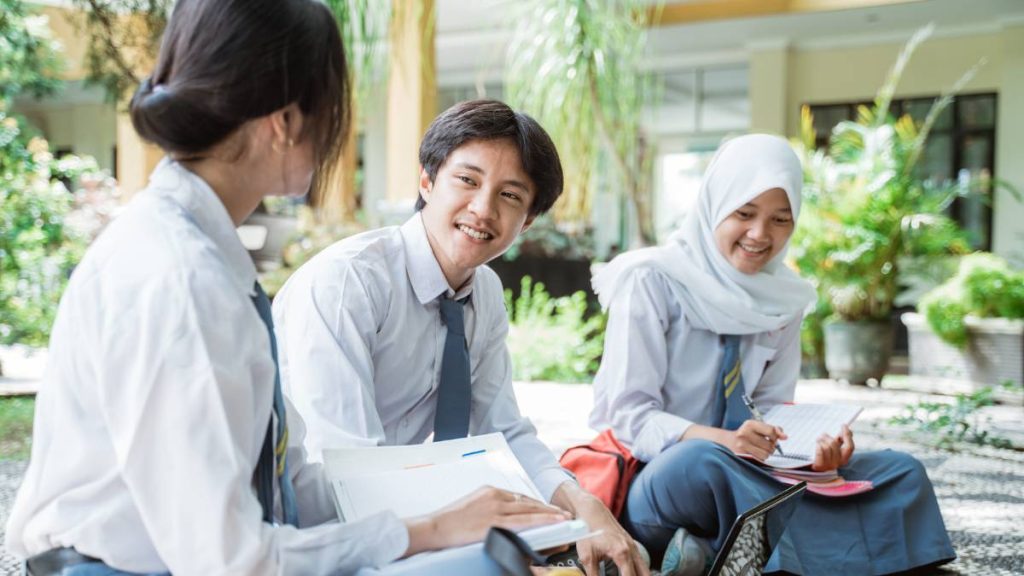Remaja membaca novel