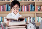 Anak membaca buku