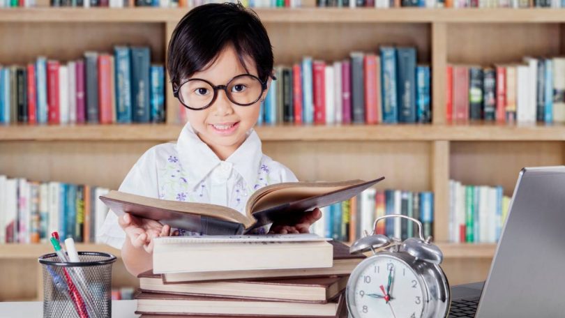 Anak membaca buku