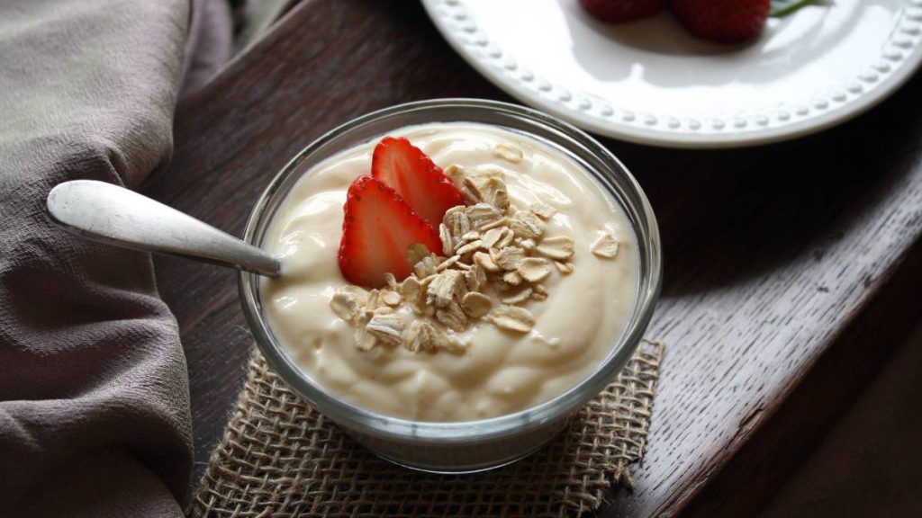 Yoghurt dengan strawberry dan oat
