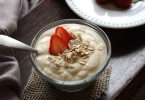 Yoghurt dengan strawberry dan oat