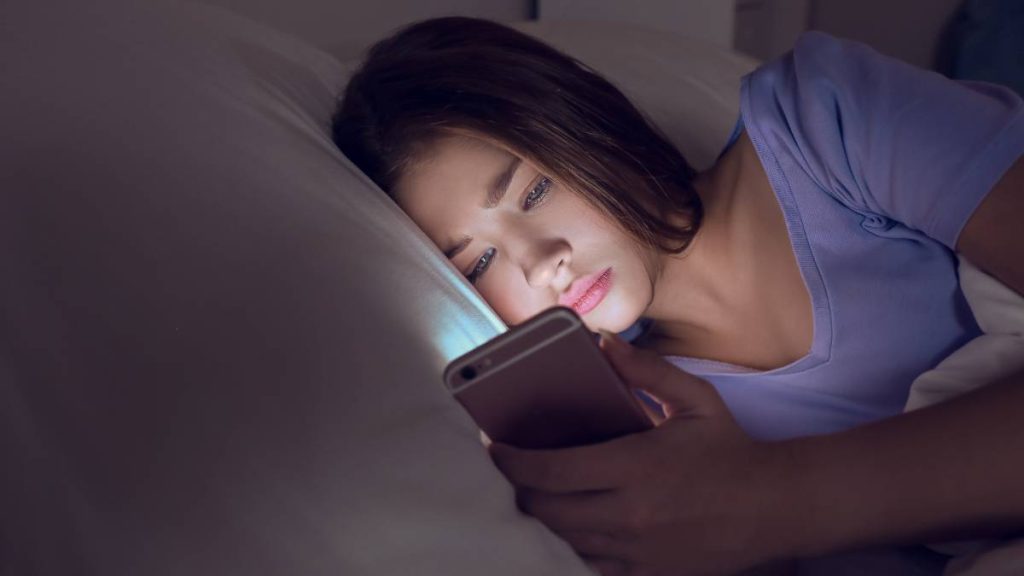 Menggunakan gadget sebelum tidur