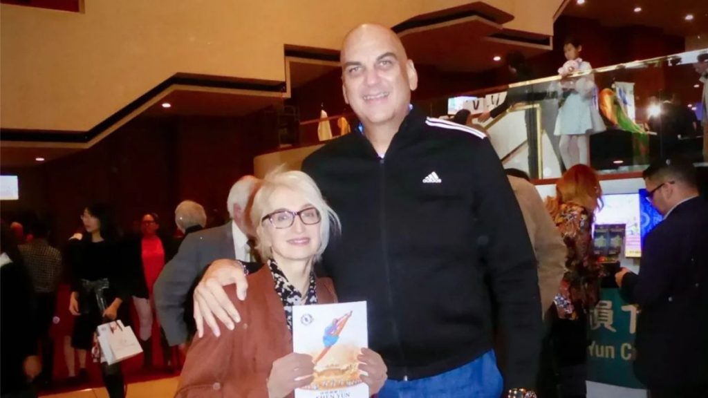 Olga Porter and Orlando Marrero menghadiri pertunjukan Shen Yun