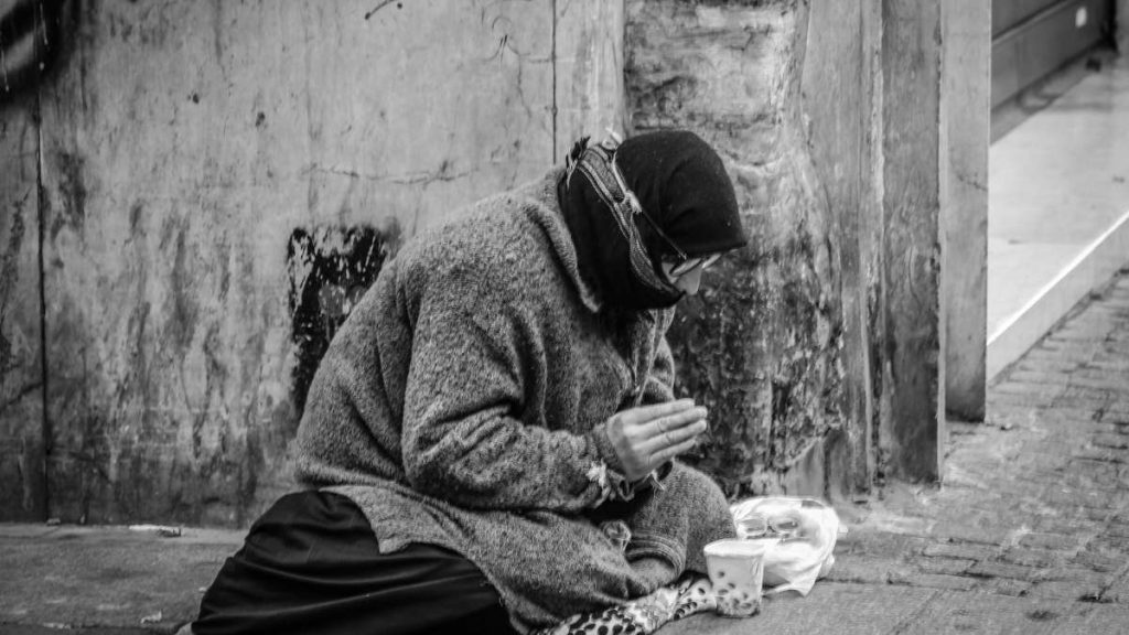 Wanita miskin yang berdoa