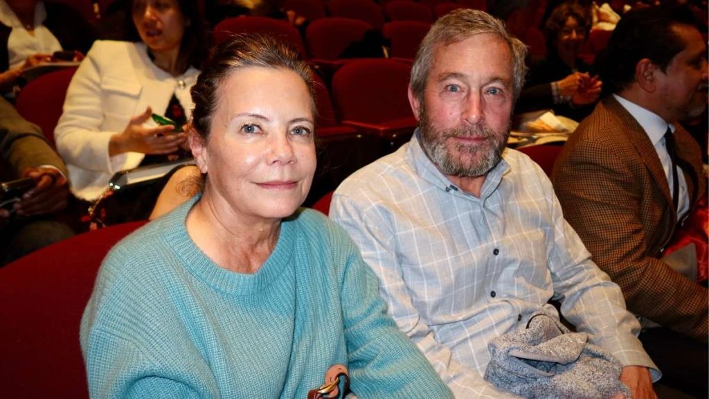 Diane dan Jeff Hitchcock menyaksikan pertunjukan Shen Yun