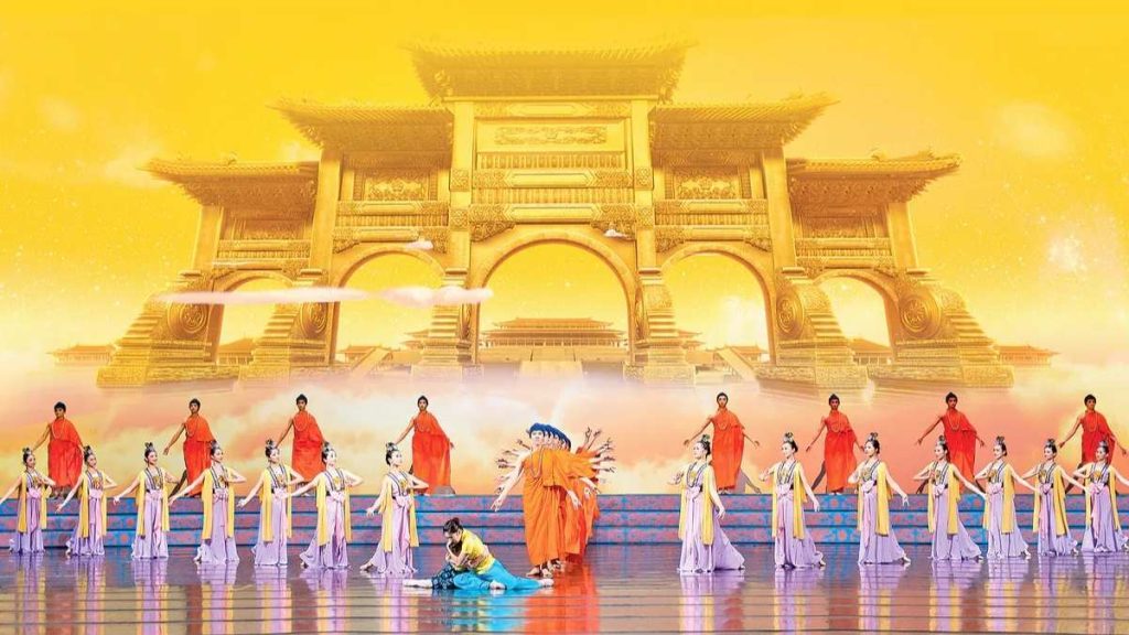 Para penari Shen Yun menampilkan tarian klasik Tiongkok di atas panggung