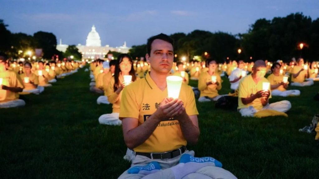 Para praktisi Falun Gong dalam acara nyala lilin untuk mengenang para praktisi Falun Gong yang meninggal karena penganiayaan oleh Partai Komunis Tiongkok, di National Mall, Washington