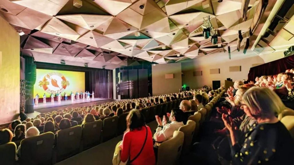 Pertunjukan Shen Yun di Teater Dailes di Riga, ibu kota Latvia