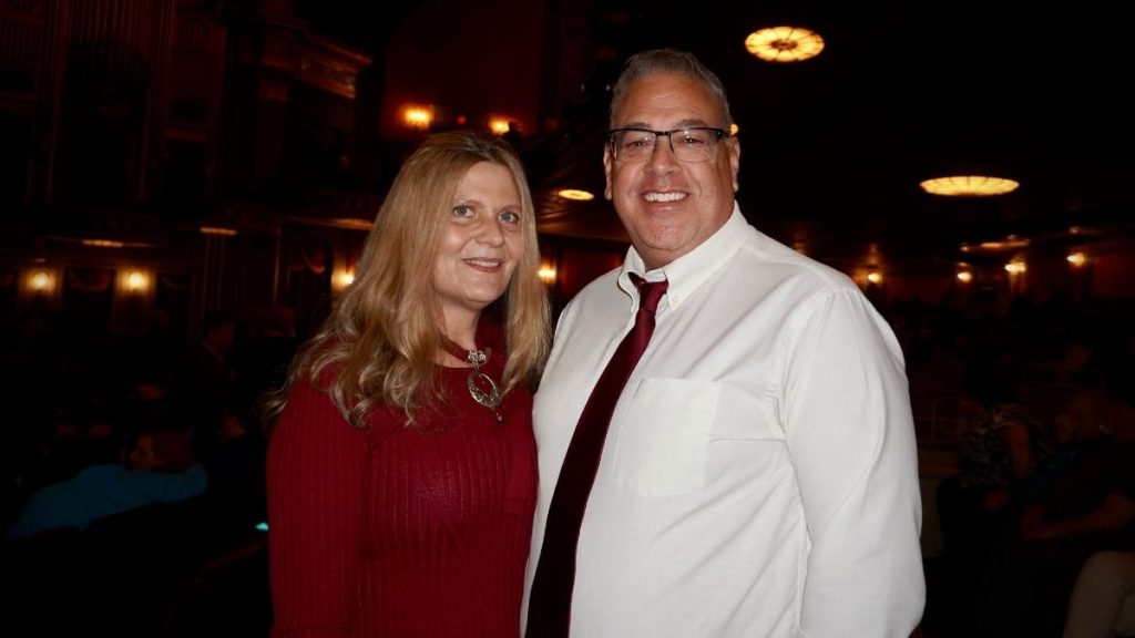 Rob Uschmann dan Diana Beicke menyaksikan Pertunjukan Shen Yun