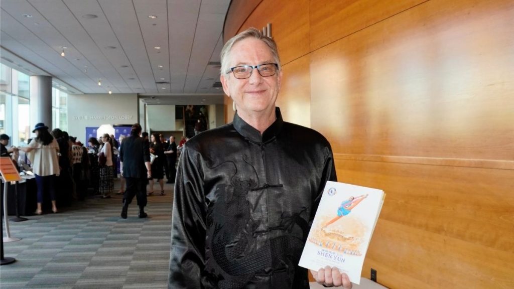 Sam Pearce menyaksikan Shen Yun