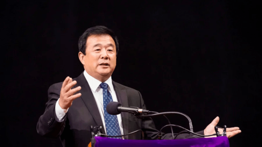Tn. Li Hongzhi, pendiri Falun Gong, berbicara di sebuah konferensi Falun Gong di Barclays Center di kawasan Brooklyn, Kota New York pada tanggal 13 Mei 2014.