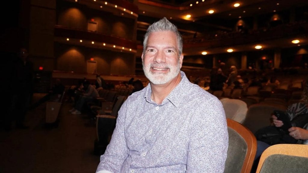 Kevin Gallagher menikmati pertunjukan Shen Yun di Long Center for the Performing Arts