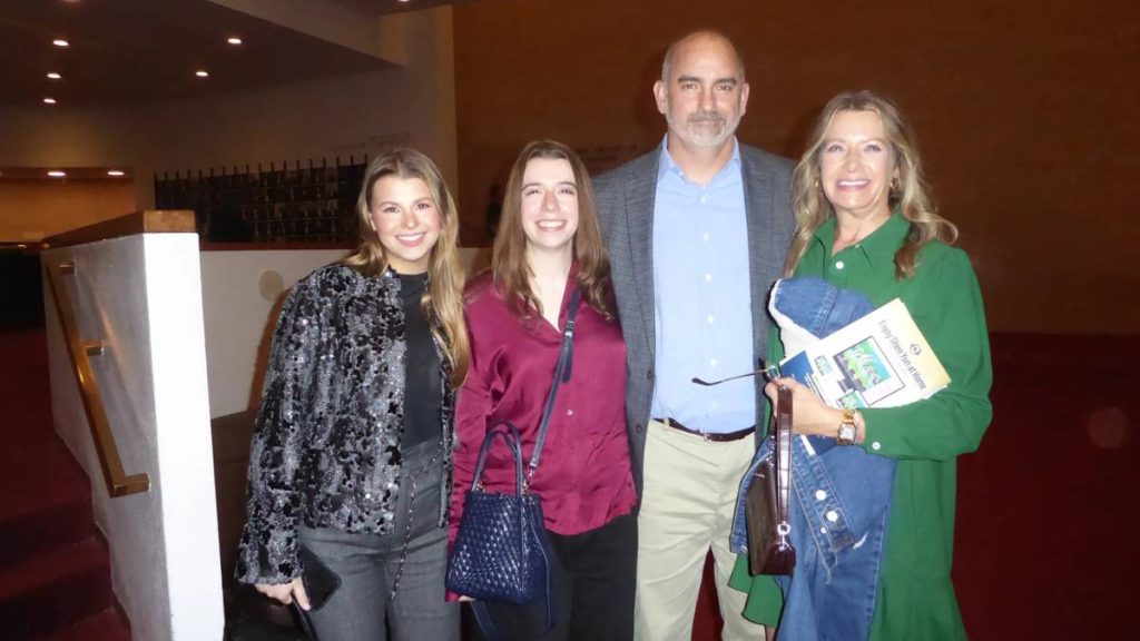 Rob dan Phyllis Stegman (paling kanan) menghadiri pertunjukan Shen Yun di Jones Hall for the Performing Arts di Houston, Texas.