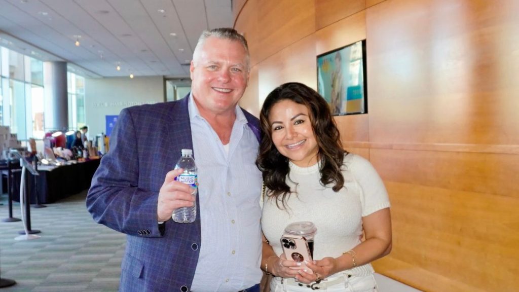 David Kennedy and Gaby Pohl menyaksikan pertunjukan Shen Yun