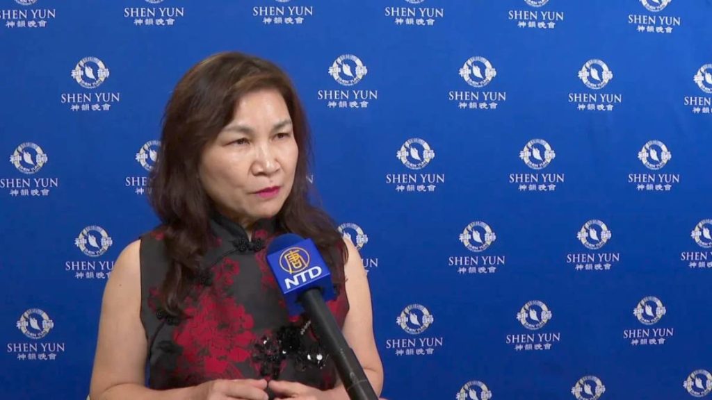 Mei-ling Huang, presiden asosiasi, menyaksikan Shen Yun di Taiwan